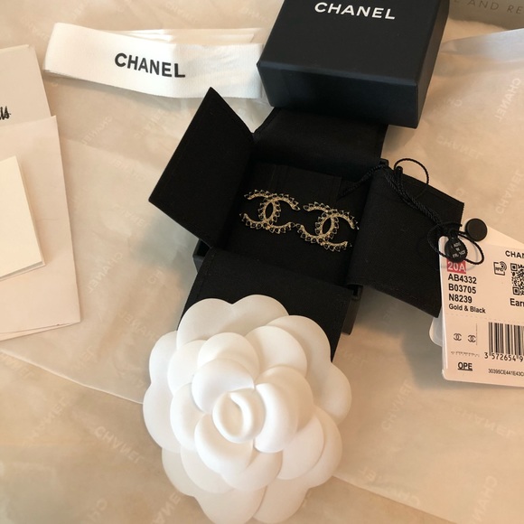 ❌SOLD❌ CHANEL 20A Black Crystal XL Gold Earrings - Picture 3 of 12